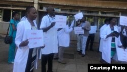 Vanachiremba vachiratidzira vari pachipatara cheParirenyatwa muHarare.