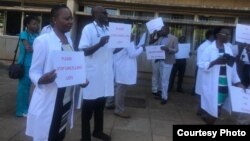 Vanachiremba vachiratidzira gore rapera pachipatara cheParirenyatwa muHarare.