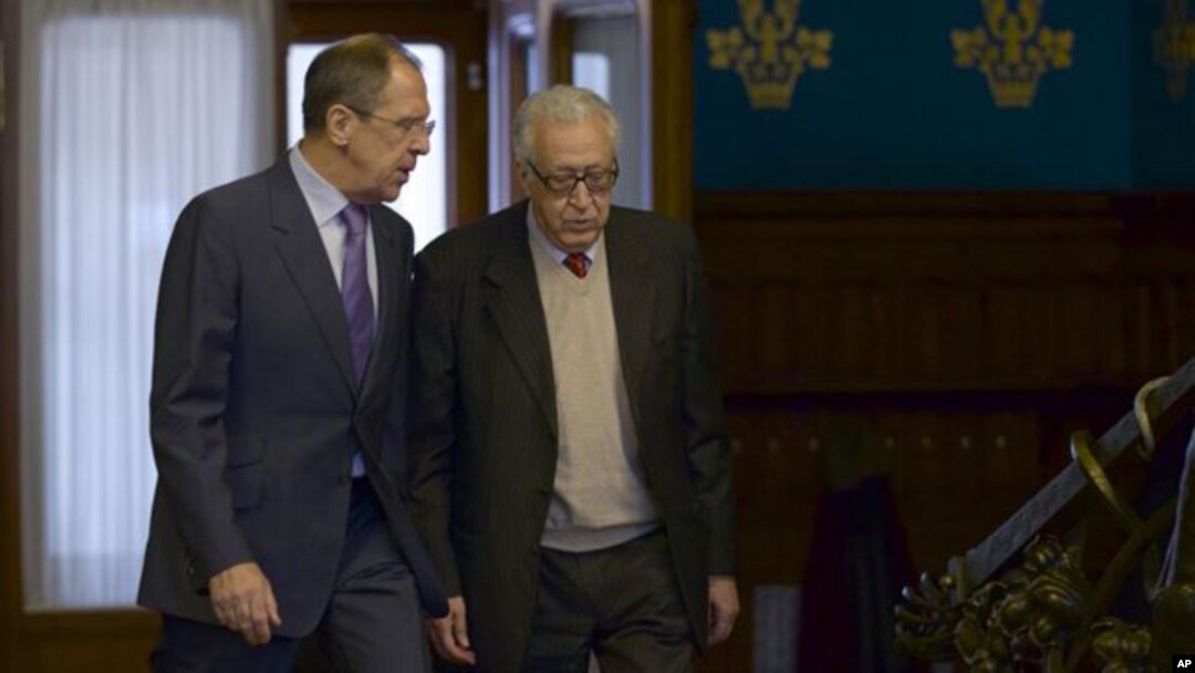El enviado especial de la ONU para Siria, Lakhdar Brahimi, y el canciller ruso, Sergei Lavrov, durante la reunión en Moscú.