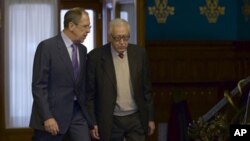 El enviado especial de la ONU para Siria, Lakhdar Brahimi, y el canciller ruso, Sergei Lavrov, durante la reunión en Moscú.