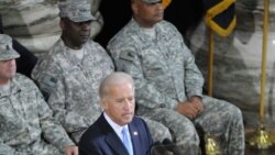 奥斯汀上将（后排中）2010年出任美军驻伊拉克部队指挥官 时任副总统的拜登出席指挥权交接仪式（美国军方照片）
