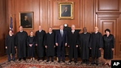 美国总统川普和最高法院9位大法官合影（2017年6月15日）。其中只有四位大法官会出席2018年1月30日的国情咨文演说。他们是首席大法官罗伯茨（Chief Justice John Roberts）、大法官布雷耶（Stephen Breyer）, 卡根（Elena Kagan）和去年刚任命的戈萨奇（Neil Gorsuch）。