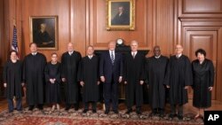 پرزیدنت ترامپ در کنار قضات دیوان عالی. این دیوان عالی ترین مرجع قضایی در آمریکاست. 
