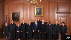 Sur cette image fournie par la Cour suprême, le président Donald Trump pose avec des membres de la plus haute instance judiciaire américaine, le 15 juin 2017, devant le tribunal de Washington.