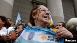 Los argentinos celebran orgullosos en todo el mundo la llegada de un compatriota la silla del Vaticano.