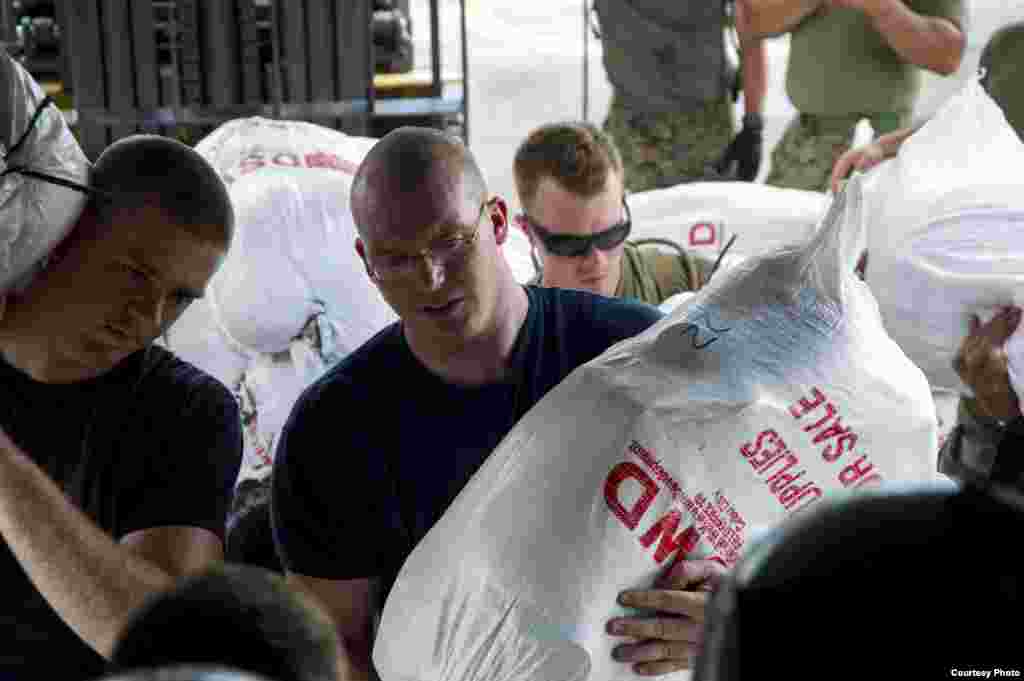 U.S. sailors and Marines load supplies onto a helicopter to be delivered in Eastern Sumar Province, Philippines, Nov. 20, 2013. (U.S. Navy)
