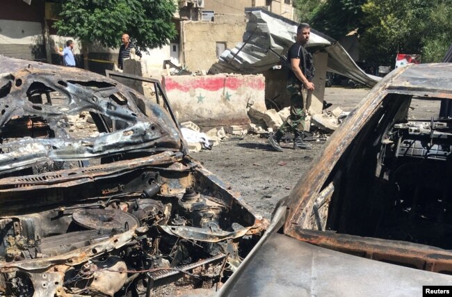 Un soldado resguarda el lugar de un ataque suicida en la Plaza Tahrir, en Damasco, Siria. Julio 2, 2017.