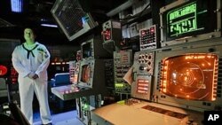 Američki mornar na brodu USS Monterey koji nosi rakete tipa AEGIS u jednoj rumunjskoj luci