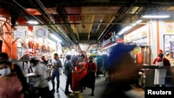 Los pequeños y medianos comerciantes de la Ciudad de México ofrecen sus productos en el mercado Central de Abastos, uno de los mayores del mundo, el 13 de julio de 2020.