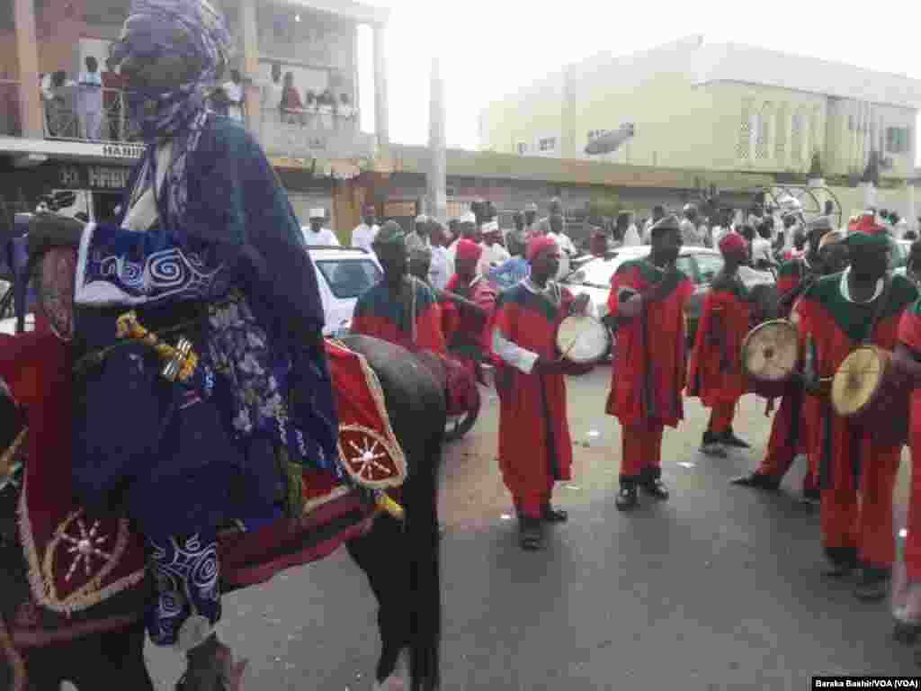 Sarkin Kano Muhammadu Sanusi Na Biyu Da Ayarinsa Ranar Juma'a A Kano