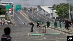 Aparat polisi bersiaga saat bentrok dengan massa pendukung capres Prabowo Subianto di Jakarta, Rabu, 22 Mei 2019. (Foto: AP/Achmad Ibrahim)