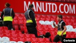 "Tras hallar un paquete sospechoso en la parte noroeste del estadio, el partido ha sido suspendido por consejo de la policía", informó el club inglés en Twitter.