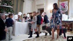 Michelle Obama recibió a familias de militares para que sean los primeros visitantes de la Casa Blanca que vean las decoraciones navideñas de este año.