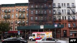 Une voiture attend à un feu sur la 116th street à Harlem, New York, le 14 novembre 2017.