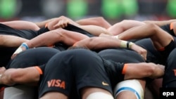 Les Jaguares Forwards lancent une offensive aérienne contre les Lions lors du match de Super Rugby joué à Ellis Park, Johannesburg, Afrique du Sud, 21 mai 2016. epa/ KIM LUDBROOK