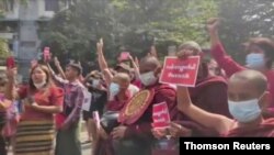 6일 미얀마 최대도시 양곤 시민들이 쿠데타 저항 시위를 벌이고 있다. 