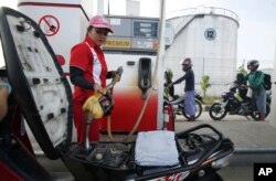 Suasana di sebuah SPBU di Samarinda, Kalimantan Timur. (Foto: Reuters)