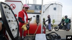 Suasana di sebuah SPBU di Samarinda, Kalimantan Timur (Foto: dok). Pemerintah merencanakan penggunaan kartu pintar untuk mengatasi masalah BBM di tanah air.