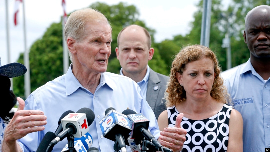Senator AS Bill Nelson, dengan Perwakilan AS Debbie Wasserman Schult z(kanan), berbicara di konferensi pers di depan Homestead Temporary Shelter for Unaccompanied Children, sebuah rumah penampungan sementara untuk anak-anak tanpa pendamping, di Homestead, Florida, 23 Juni 2018. Nelson dan rekan-rekannya mengunjungi beberapa lokasi penampungan tempat 100 anak imigran dipisahkan dari orang tua mereka yang sedang ditahan.