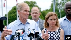 El senador Bill Nelson, demócrata por Florida, con la legisladora Debbie Wasserman Schultz (derecha), habla en conferencia de prensa frente al Centro Temporal Homestead para Niños No Acompañados, en Homestead, Florida, el sábado 23 de junio de 2018. Nelson y cuatro legisladores demócratas por Florida visitaron el centro de detención que alberga a unos 100 niños inmigrantes separados de sus padres en la frontera con México. (AP Photo/Brynn Anderson)