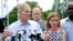 El senador Bill Nelson, demócrata por Florida, con la legisladora Debbie Wasserman Schultz (derecha), habla en conferencia de prensa frente al Centro Temporal Homestead para Niños No Acompañados, en Homestead, Florida, el sábado 23 de junio de 2018. Nelson y cuatro legisladores demócratas por Florida visitaron el centro de detención que alberga a unos 100 niños inmigrantes separados de sus padres en la frontera con México. (AP Photo/Brynn Anderson)