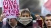 Studentkinja drži u ruci indeks tokom jedne od blokada (Foto: Reuters/Đorđe Kojadinović)