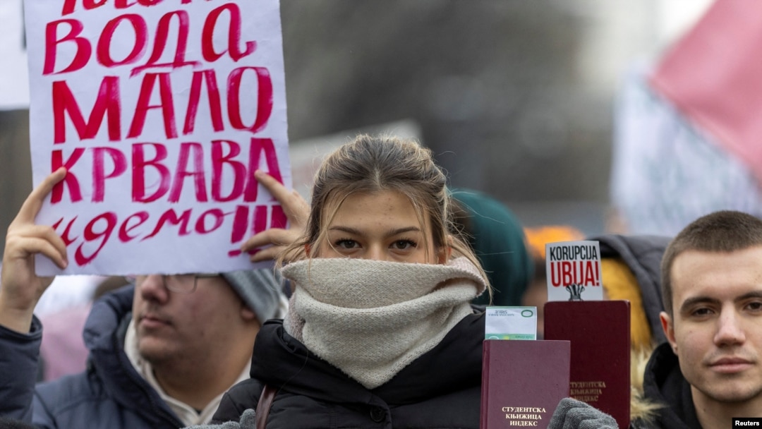 Ilustracija - studentkinja na jednom od studentskih protesta povodom pada nadstrešnice zgrade železničke stanice u Novom Sadu (REUTERS/Djordje Kojadinovic)