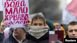 Studentkinja drži u ruci indeks tokom jedne od blokada (Foto: Reuters/Đorđe Kojadinović)