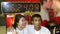 创下接吻新记录的泰国夫妻