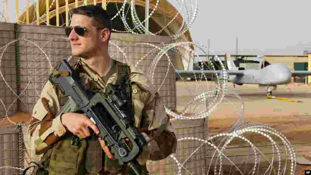 Un soldat de la force française de l&rsquo;air montant la garde près de Hartford, à la base militaire de Niamey, au Niger. 