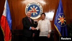 El presidente de Filipinas, Rodrigo Duterte recibe al secretario de Estado, Rex Tillerson en el palacio presidencial. 