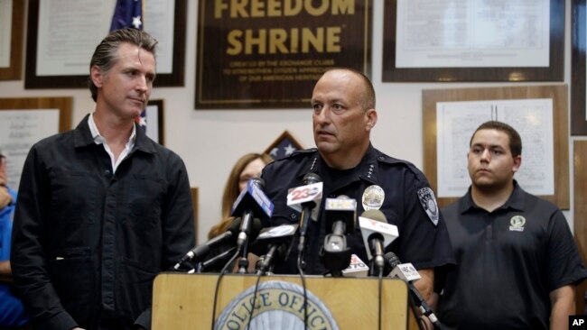 加州州长加文·纽森(左）和奇克雷斯特警察局长7月6日地震发生后举行记者会。