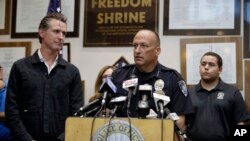 Las autoridades de California informan sobre los más recientes daños del terremoto del viernes 5 de julio. De izquierda a derecha, el gobernador Gavin Newsom, al centro, el jefe de policía de Ridgecrest Jed McLaughlin, a la derecha, un funcionario estatal. Julio 6, de 2019.