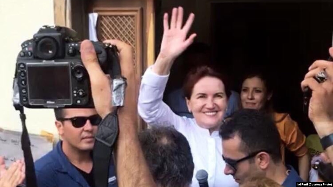 İyi Parti’nin yoluna Akşener’in genel başkanlığında devam etmesini destekleyen parti yöneticileri ve partililer, bugün İstanbul – Beylerbeyi’ndeki evininin önünde toplandı