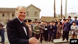 美国福音传教士葛培理在中国江苏省淮阴对中国基督教信徒讲话。（1988年4月20日）