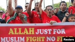 Muslim demonstrators chant slogans outside Malaysia's Court of Appeal in Putrajaya, outside Kuala Lumpur, Oct. 14, 2013.