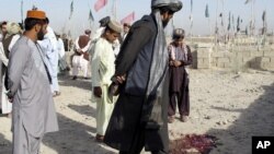 Những người dân Afghanistan có mặt trong nghĩa trang nơi các tay súng Taliban bắn vào một đám đông người đi thăm mộ