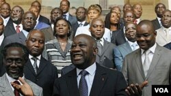 Presiden Laurent Gbagbo, yang menolak mundur, berfoto bersama para anggota kabinet baru Pantai Gading.