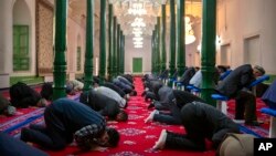 在新疆喀什艾提尕尔清真寺里的维吾尔人和其他伊斯兰信徒在祈祷（2021年4月19日）
