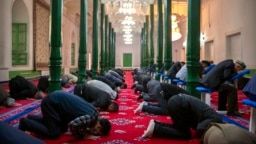 在新疆喀什艾提尕尔清真寺里的维吾尔人和其他伊斯兰信徒在祈祷。（2021年4月19日）