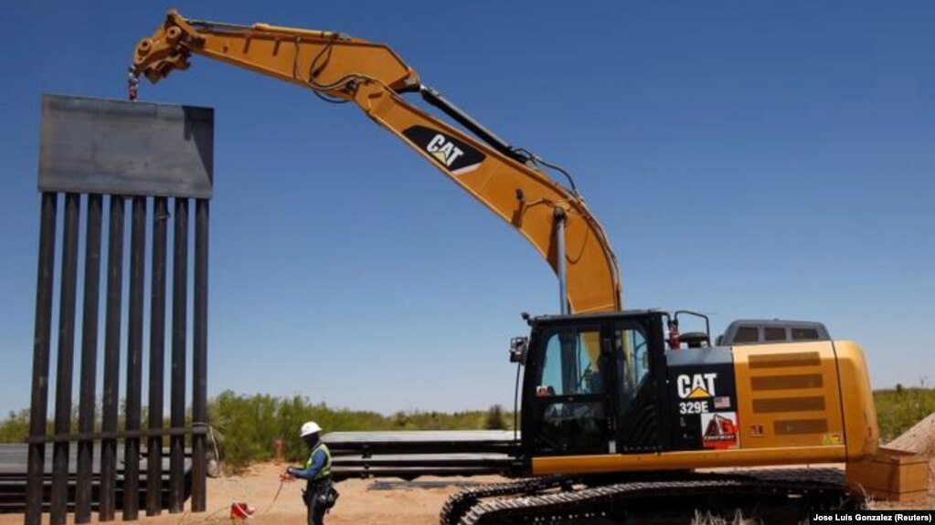 Los recursos también se destinarán a instalar iluminación y construir caminos en las zonas donde se construya la valla tanto en Arizona como en El Paso, Texas.