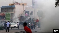 جمعه 20 آوریل ، پلیس ضد شورش برای جلوگیری از ورود معترضین به میدان لوءلوء گاز اشک آور به سوی آنان پرتاب می کند.