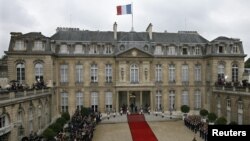 Persiapan menjelang serah-terima jabatan Presiden Perancis di Istana Elysee, kediaman resmi presiden Perancis (7/5). Presiden terpilih dari partai Sosialis Francois Hollande akan diambil sumpahnya tanggal 15 Mei mendatang.