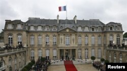 Persiapan menjelang serah-terima jabatan Presiden Perancis di Istana Elysee, kediaman resmi presiden Perancis (7/5). Presiden terpilih dari partai Sosialis Francois Hollande akan diambil sumpahnya tanggal 15 Mei mendatang.