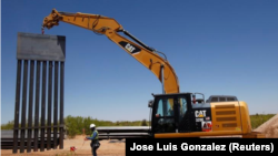 Foto de archivo, del 23 de abril de 2018, de la construcción del muro fronterizo desde el lado mexicano en San Jerónimo, en las afueras de Ciudad Juárez. 