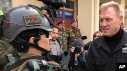 El secretario interino de Defensa, Pat Shanahan, saluda a un comando en, Afganistán, el lunes 11 de febrero de 2019. 