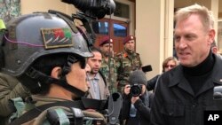 Penjabat Menteri Pertahanan Amerika, Pat Shanahan, di Camp Commando, Afghanistan, 11 Februari 2019. 