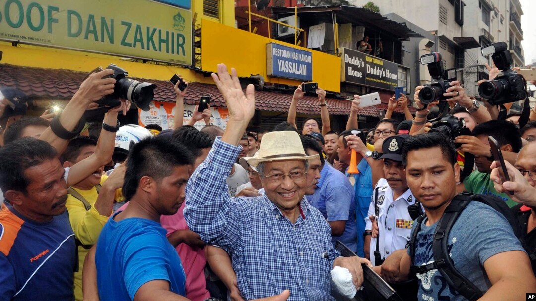 Mantan Perdana Menteri Malaysia Mahathir Mohammad (tengah) di tengah demonstrasi yang menuntut pemerintahan bersih di Kuala Lumpur, 30 Agustus 2015.