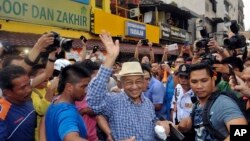 Mantan Perdana Menteri Malaysia Mahathir Mohammad (tengah) di tengah demonstrasi yang menuntut pemerintahan bersih di Kuala Lumpur, 30 Agustus 2015.