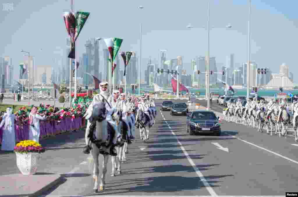 استقبال از سلمان بن عبدالعزیز آل سعود، پادشاه عربستان سعودی، در دوحه، پایتخت قطر.